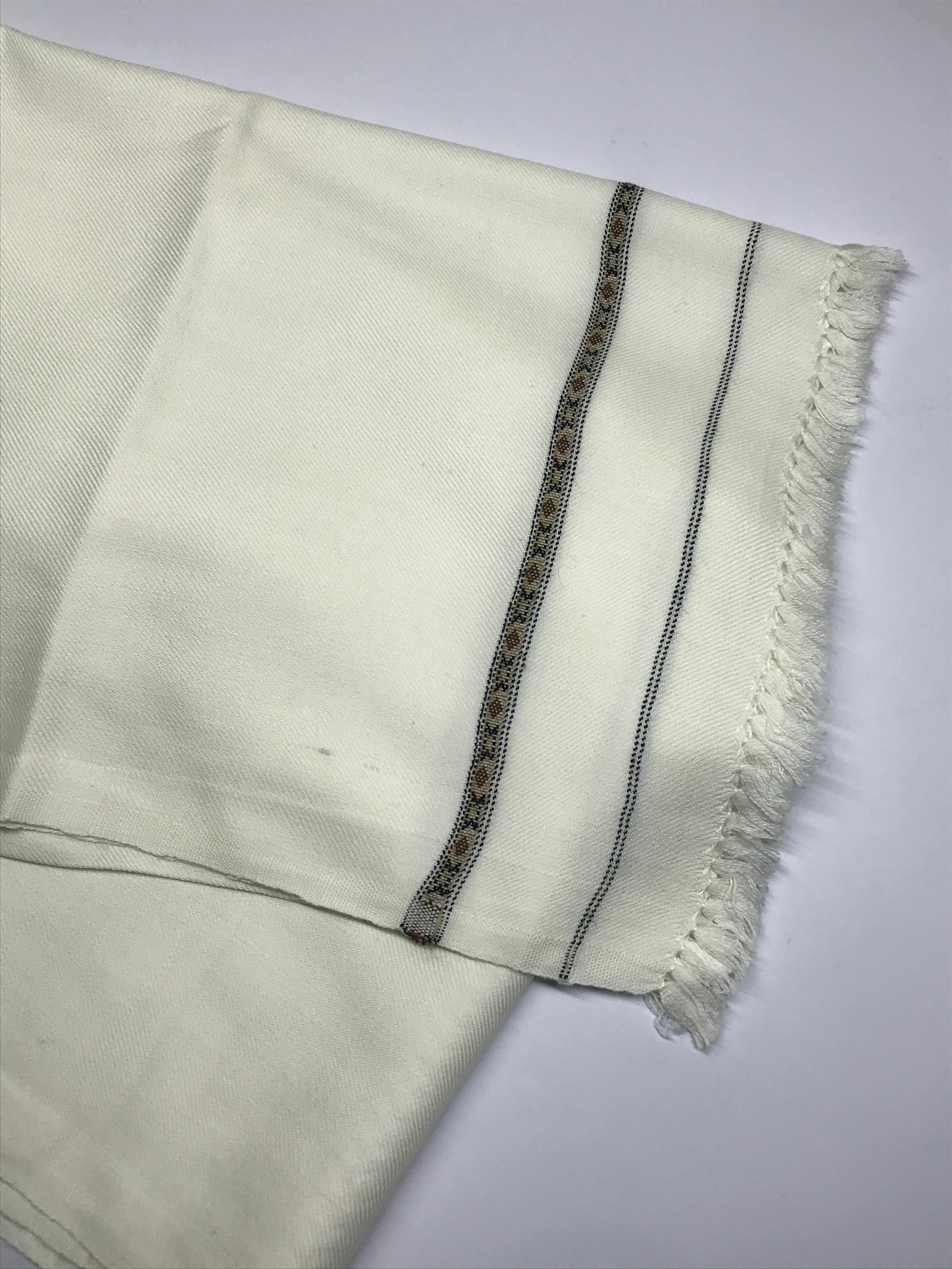 Elegant Off-White Wool Shawl – Single Border Design
