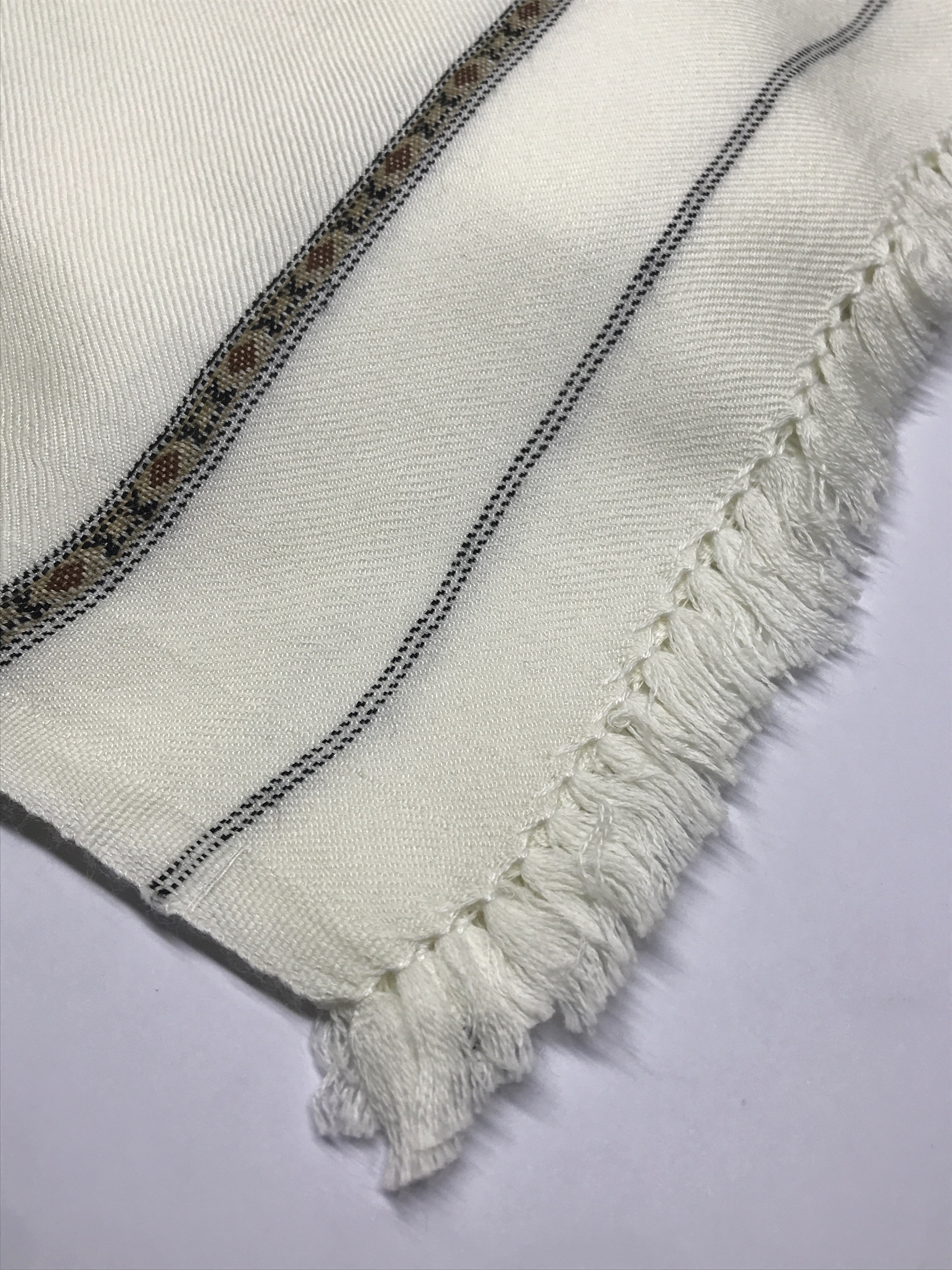 Elegant Off-White Wool Shawl – Single Border Design